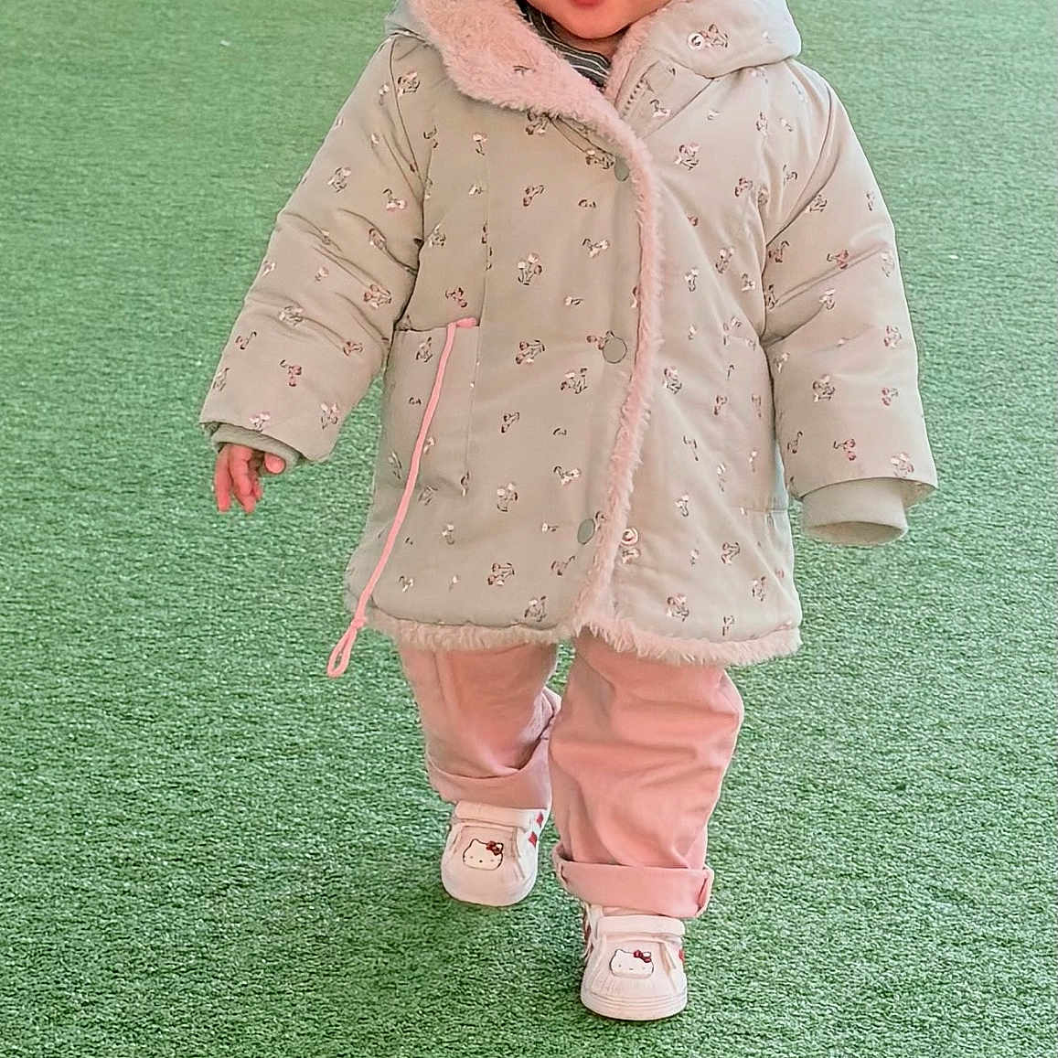 Akhéna participe au concours pour gagner de l'argent avec cette photo : toddler, child, girl, walking, green_turf, jacket, pink_pants, headband, flower_crown, curly_hair, shoes, hello_kitty, outdoor, cute, smiling, winter_clothing, playground, happy, fashion, portrait