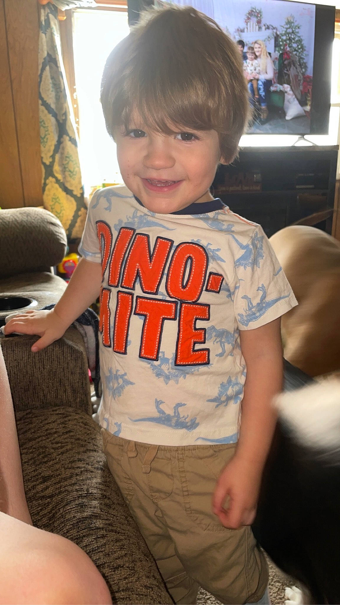 Kyeson is registered to the contest to win money with this photo: cheek, chin, cool, eye, fun, happy, head, iris, joint, joy, mammal, person, shoulder, skin, sleeve, smile, standing, t_shirt, television, thigh