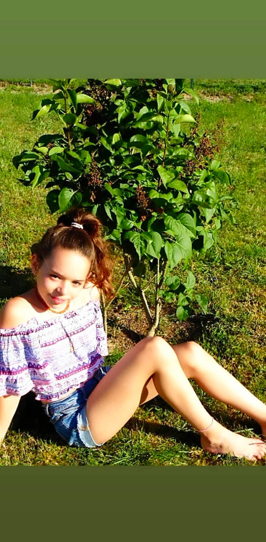 Léna participe au concours pour gagner de l'argent avec cette photo : beauty, botany, brown_hair, dress, flower, grass, human_leg, joy, leaf, leg, long_hair, people_in_nature, person, photo_shoot, plant, shorts, sitting, smile, summer, tree