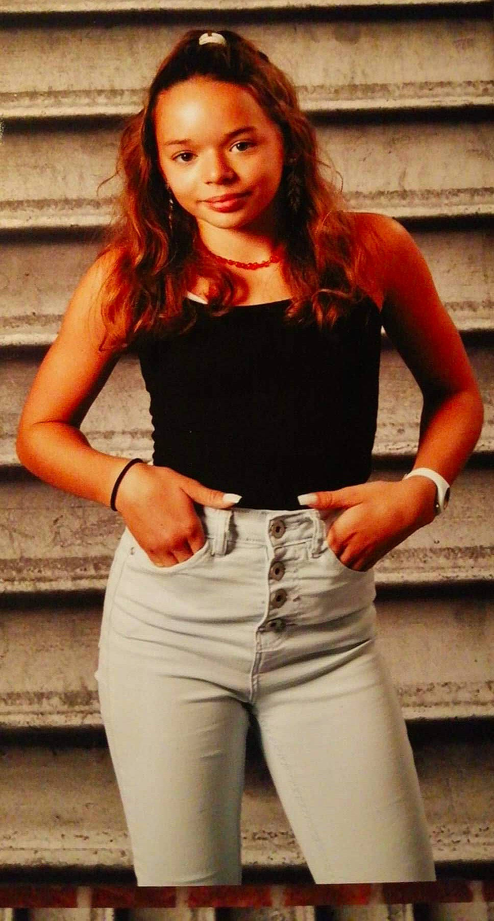 Léna participe au concours pour gagner de l'argent avec cette photo : abdomen, beauty, brown_hair, clothing, jeans, joy, leg, long_hair, model, person, photo_shoot, photography, shorts, shoulder, smile, style, waist, white