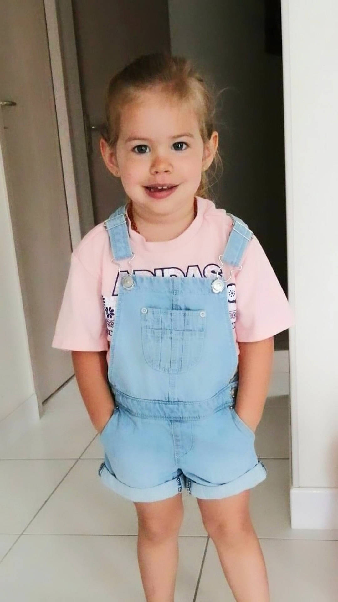 Cléa participe au concours pour gagner de l'argent avec cette photo : baby_toddler_clothing, clothing, dress, electric_blue, face, hair, happy, human_body, joint, joy, neck, person, shoulder, skin, sleeve, smile, street_fashion, t_shirt, thigh, toddler