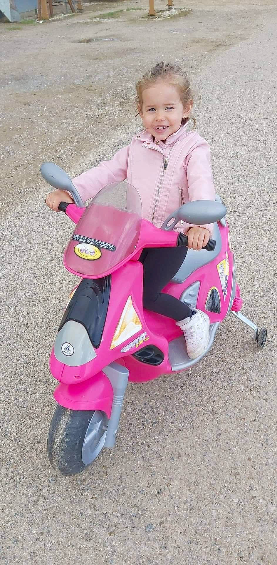 Cléa participe au concours pour gagner de l'argent avec cette photo : automotive_design, automotive_wheel_system, carmine, child, fun, happy, head, joy, magenta, motor_vehicle, person, pink, product, recreation, riding_toy, scooter, sitting, smile, tire, toddler