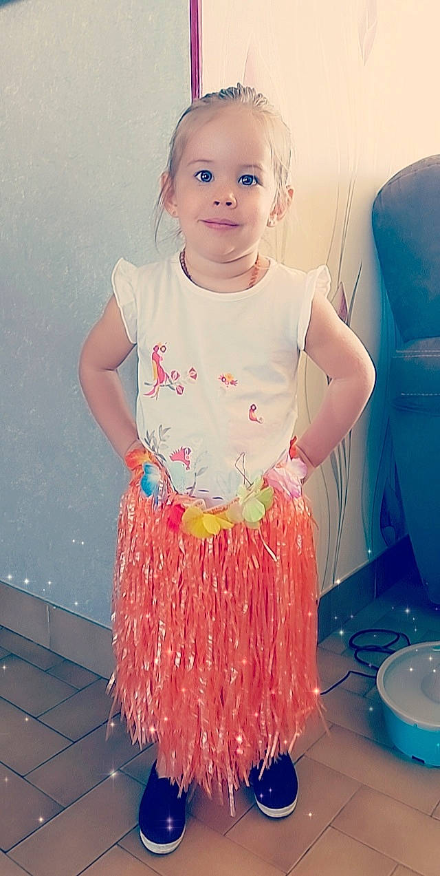 Cléa a rejoint le concours — aidez-le/la à gagner de superbes lots ! abdomen, baby_toddler_clothing, blue, child, day_dress, hair, happy, joy, magenta, pattern, person, pink, shorts, shoulder, sleeve, smile, standing, t_shirt, textile, toddler