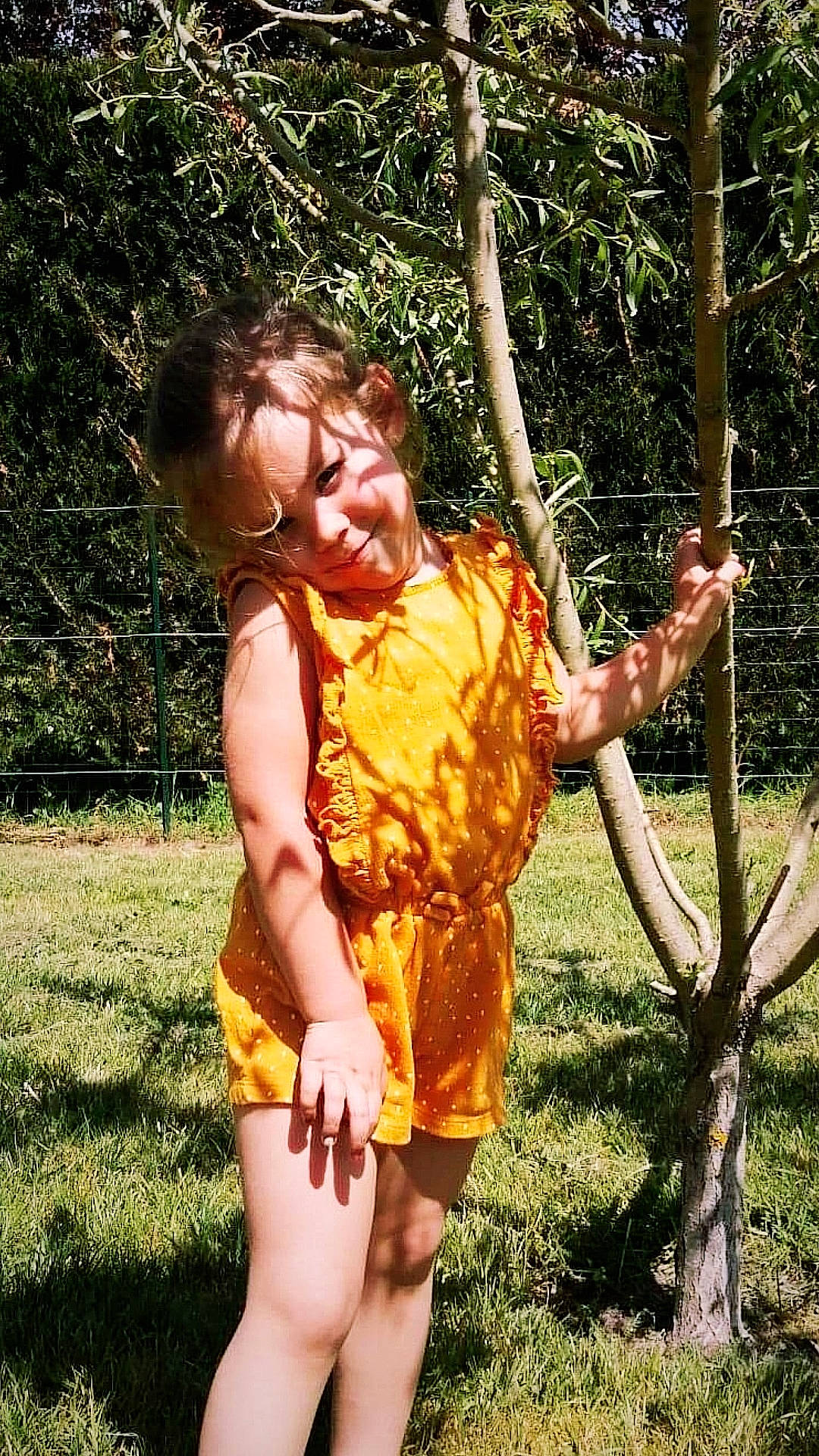 Cléa participe au concours pour gagner de l'argent avec cette photo : barefoot, child, fun, garden, grass, happy, human_leg, joy, leisure, people_in_nature, person, plant, recreation, shorts, smile, summer, t_shirt, thigh, thumb, toddler