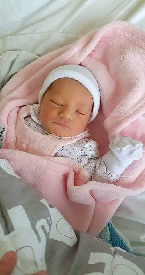 Myïa participe au concours pour gagner de l'argent avec cette photo : baby, baby_products, baby_safety, baby_sleeping, baby_toddler_clothing, cheek, child, comfort, face, linens, peach, person, pink, product, skin, textile, thumb, toddler