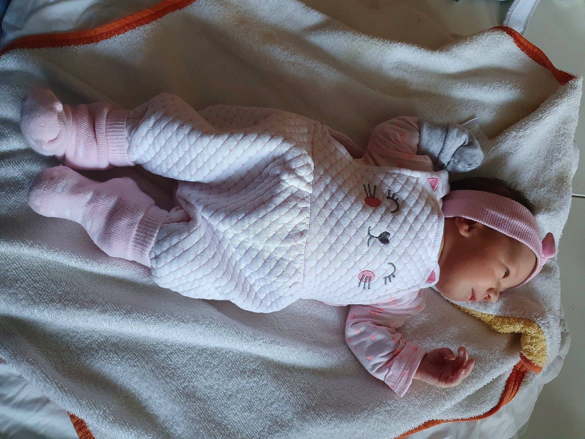 Myïa participe au concours pour gagner de l'argent avec cette photo : baby, baby_carriage, baby_products, baby_sleeping, baby_toddler_clothing, cheek, comfort, eye, finger, gesture, hand, headwear, human_body, leg, person, pink, product, skin, sleeve, textile