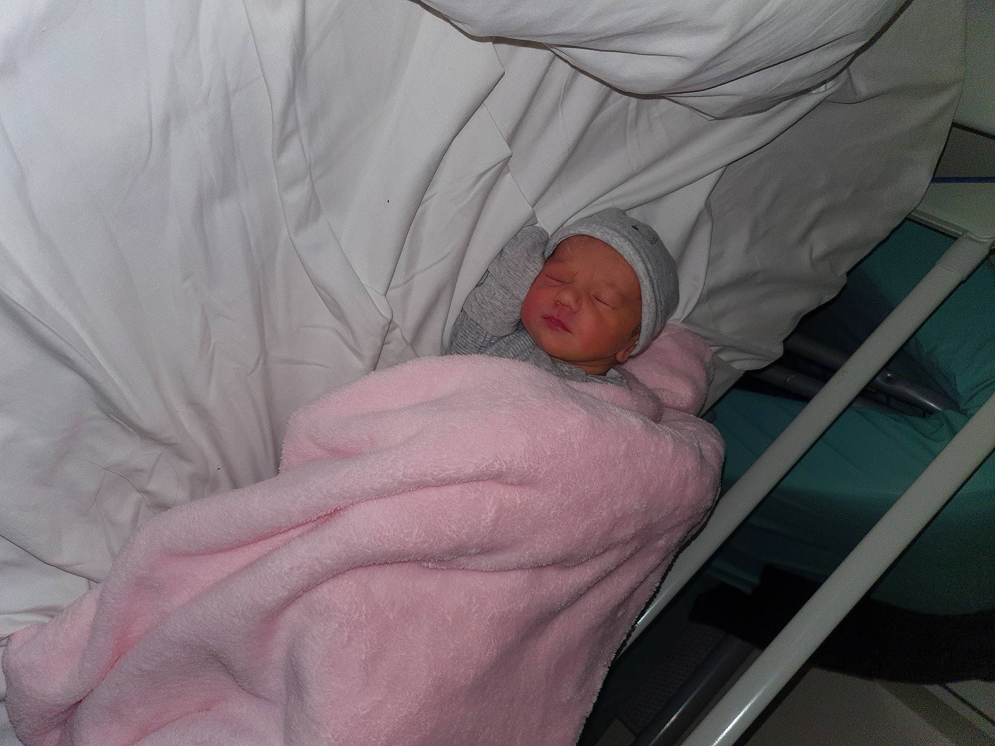 Myïa a rejoint le concours — aidez-le/la à gagner de superbes lots ! baby, baby_products, baby_safety, baby_sleeping, bed, bed_sheet, bedding, bedtime, child, childbirth, comfort, headwear, hospital, human_body, infant_bed, linens, nap, person, room, sleep