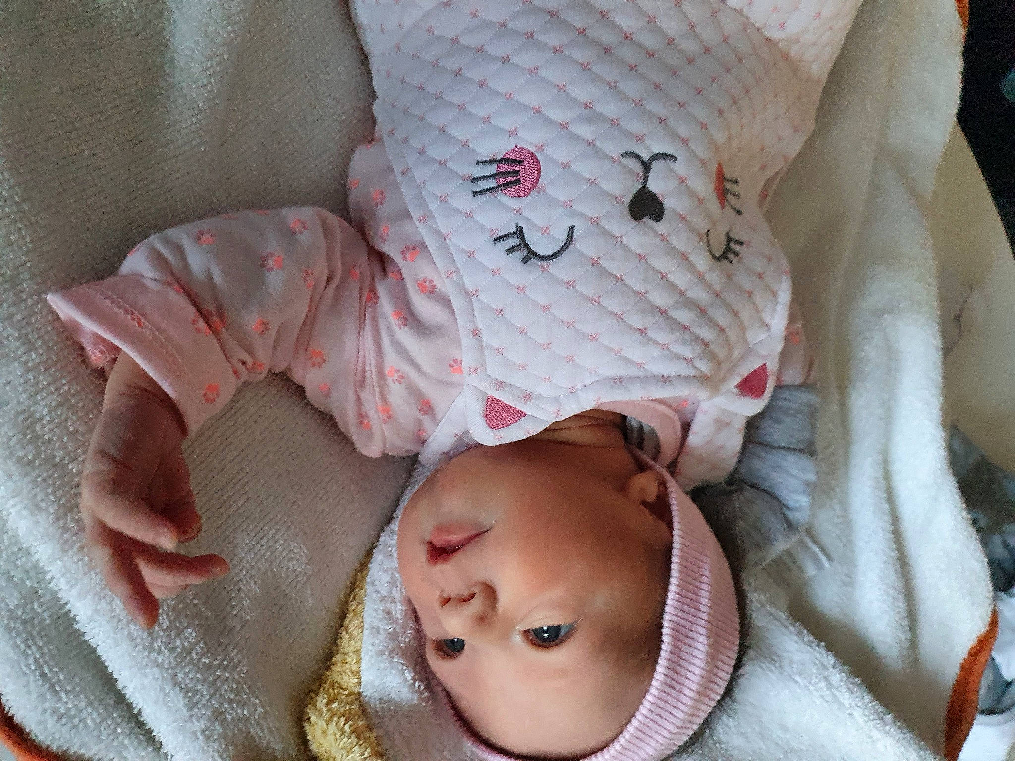 Myïa a rejoint le concours — aidez-le/la à gagner de superbes lots ! baby, baby_sleeping, baby_toddler_clothing, child, comfort, eye, face, felidae, head, headgear, nose, person, product, skin, small_to_medium_sized_cats, stuffed_toy, textile, toddler, whiskers, white