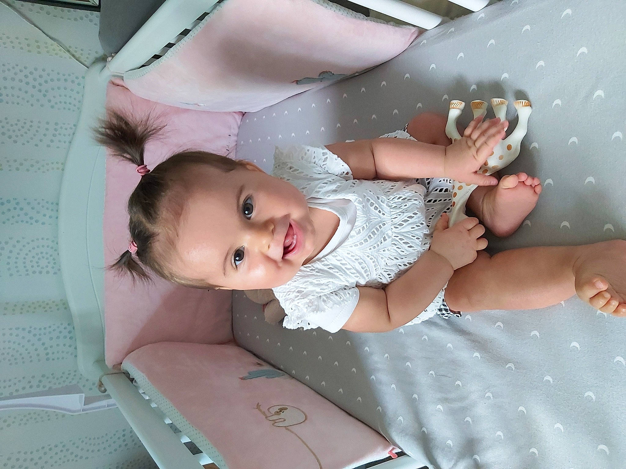 Amélia a rejoint le concours — aidez-le/la à gagner de superbes lots ! baby, baby_products, child, leg, person, pink, product, skin, toddler