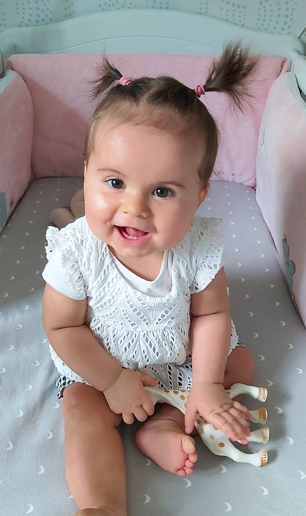 Amélia a rejoint le concours — aidez-le/la à gagner de superbes lots ! baby, baby_toddler_clothing, beauty, cheek, child, eye, face, head, iris, leg, lip, person, pink, sitting, skin, smile, toddler