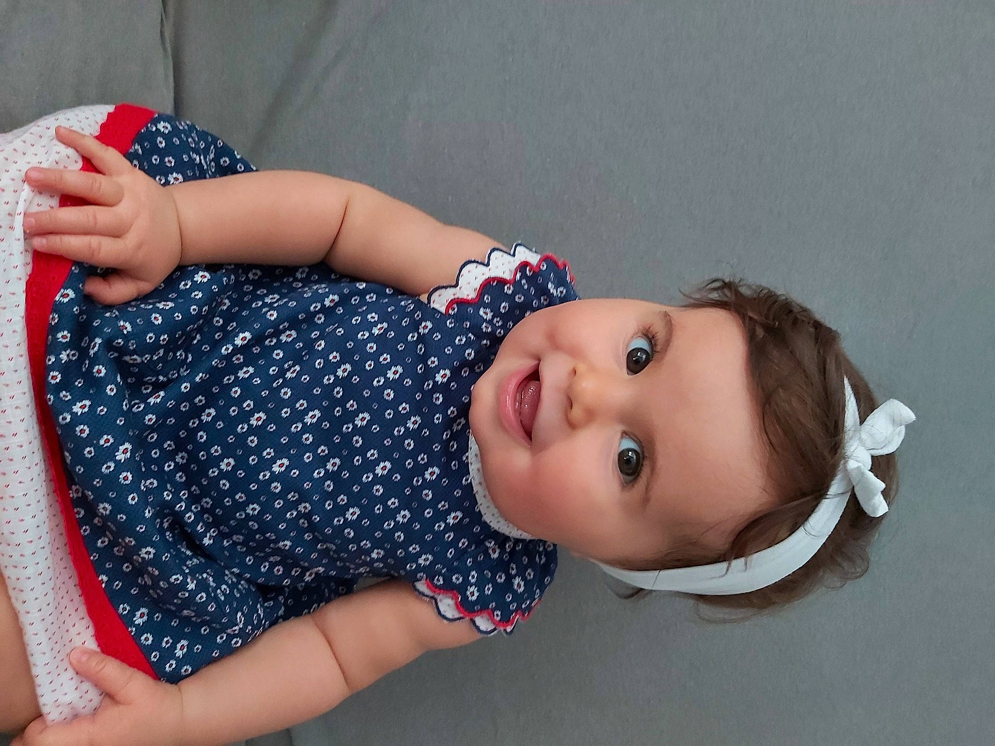 Amélia participe au concours pour gagner de l'argent avec cette photo : arm, baby, baby_products, beauty, child, child_model, crochet, design, ear, fashion_accessory, hair_accessory, hand, headgear, pattern, person, photo_shoot, photography, product, skin, toddler