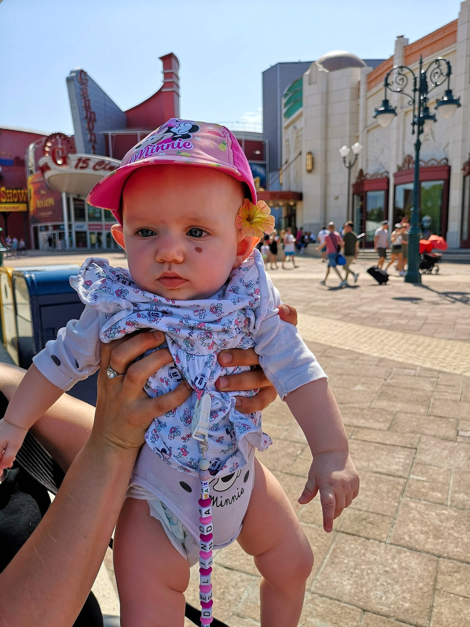 Delinda a rejoint le concours — aidez-le/la à gagner de superbes lots ! baby, child, city, fashion_accessory, fun, head, headgear, leg, people, person, pink, public_space, skin, smile, snapshot, summer, sun_hat, toddler, tourism, vacation