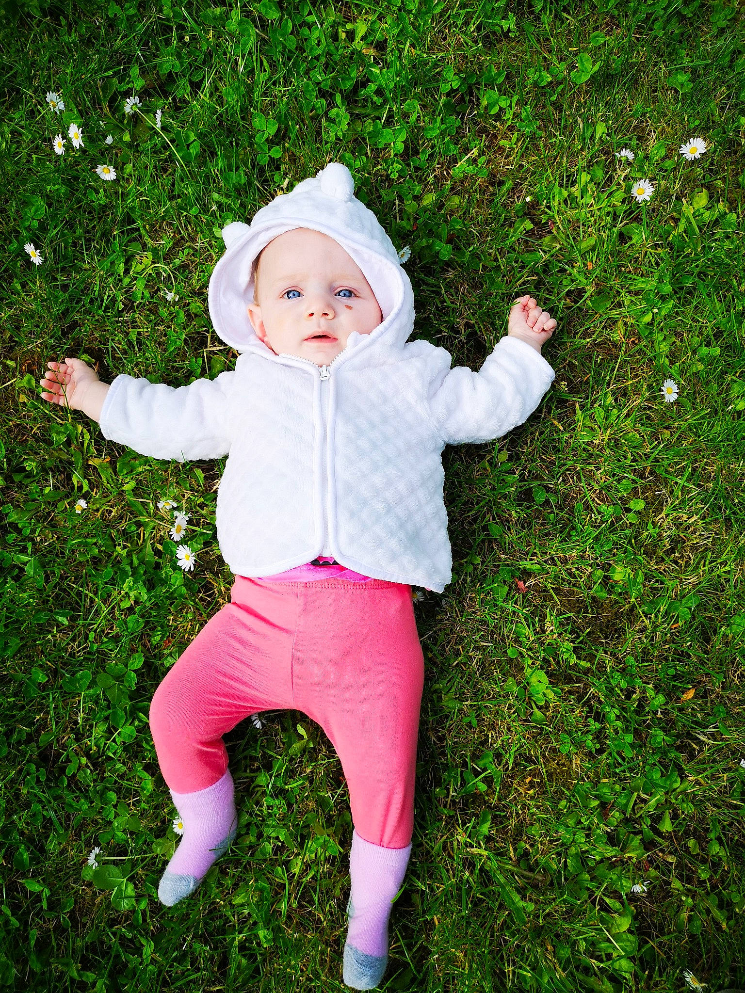 Delinda a rejoint le concours — aidez-le/la à gagner de superbes lots ! baby, child, costume, fun, grass, green, happy, leggings, meadow, outerwear, people_in_nature, person, photography, pink, plant, play, smile, toddler, tree