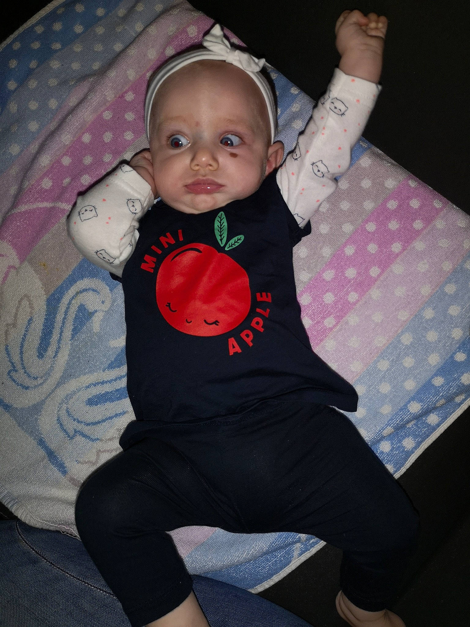 Delinda a rejoint le concours — aidez-le/la à gagner de superbes lots ! arm, baby, baby_products, cheek, child, fun, jeans, leg, person, pink, play, product, sitting, skin, sleeve, smile, t_shirt, toddler