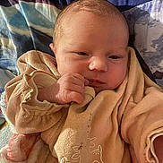 Chloë participe au concours pour gagner de l'argent avec cette photo : baby, infant, newborn, clothing, blanket, sleepy, face, hand, cute, soft, beige, deer, pattern, fabric, resting, portrait, child, young, warm, cozy