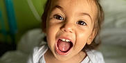 Marie a rejoint le concours — aidez-le/la à gagner de superbes lots ! baby, background, bed, child, cute, expression, eyes, face, hair, happy, human, indoor, mouth_open, person, portrait, skin, smiling, toddler, white_shirt, young_child