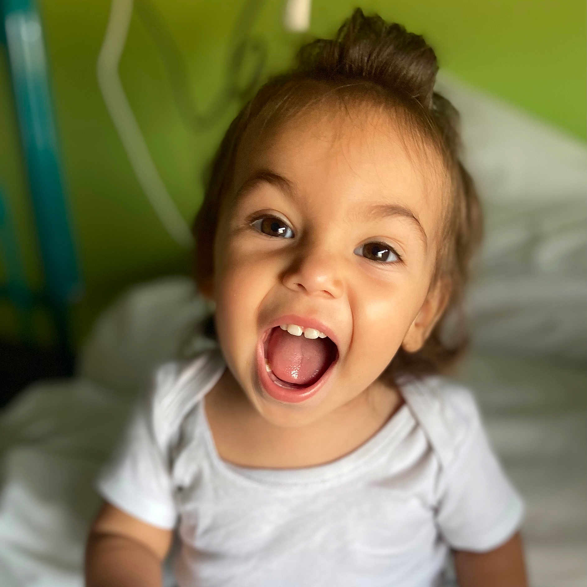 Marie a rejoint le concours — aidez-le/la à gagner de superbes lots ! baby, background, bed, child, cute, expression, eyes, face, hair, happy, human, indoor, mouth_open, person, portrait, skin, smiling, toddler, white_shirt, young_child