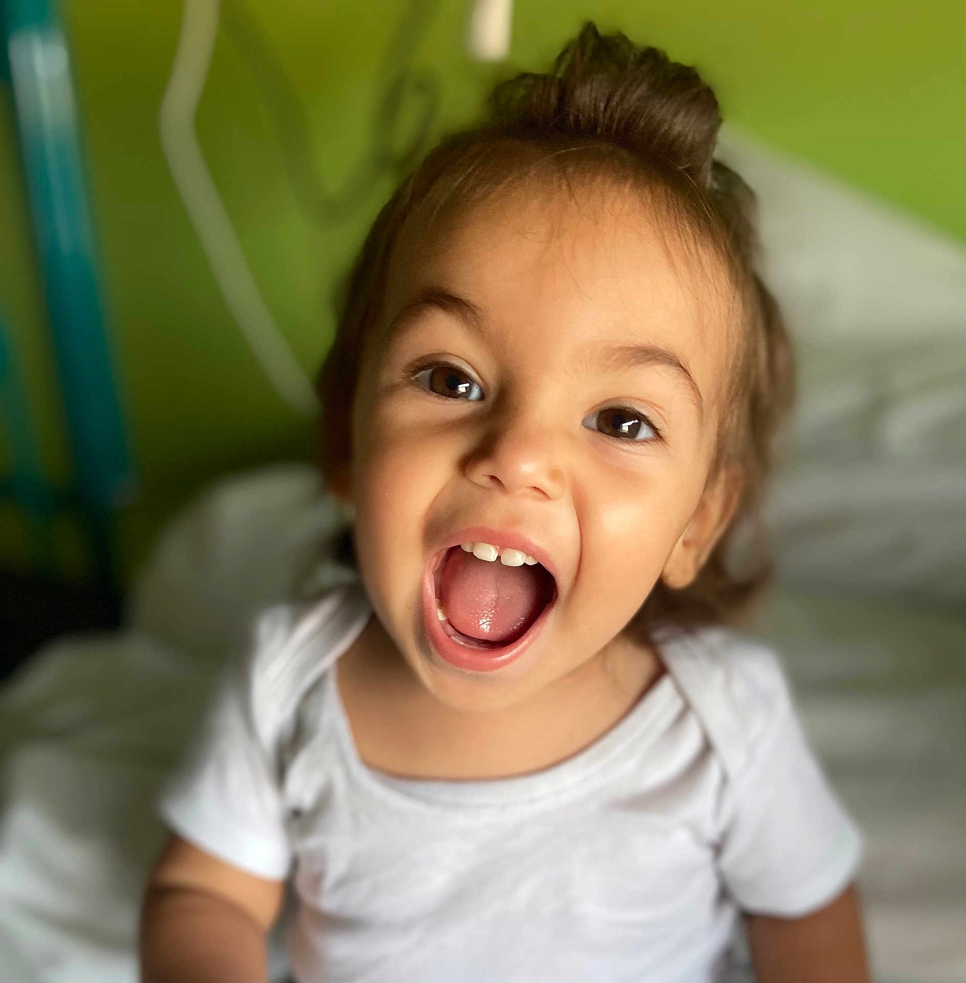 Marie a rejoint le concours — aidez-le/la à gagner de superbes lots ! baby, background, bed, child, cute, expression, eyes, face, hair, happy, human, indoor, mouth_open, person, portrait, skin, smiling, toddler, white_shirt, young_child