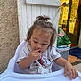 Marie a rejoint le concours — aidez-le/la à gagner de superbes lots ! child, clutter, door, eating, face, food, furniture, hand, high_chair, indoor, kitchen, person, pony_tail, room, shirt, snack, table, toddler, wall, white_chair