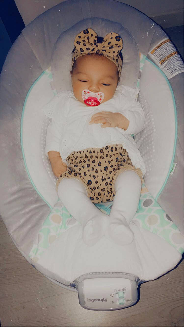 Victoria a rejoint le concours — aidez-le/la à gagner de superbes lots ! baby, baby_products, baby_safety, baby_sleeping, baby_toddler_clothing, baby_toys, bathing, child, circle, comfort, headwear, human_leg, pattern, person, pink, product, sitting, skin, sock, thigh