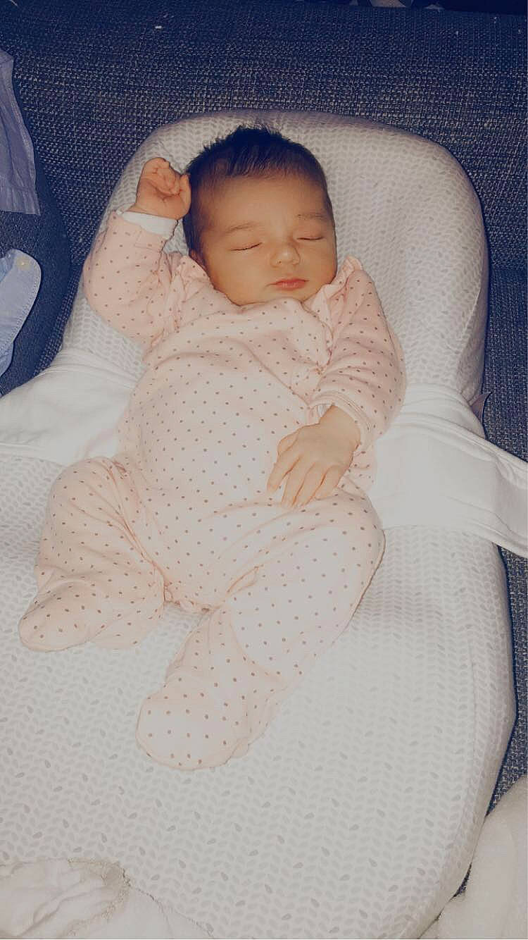 Victoria a rejoint le concours — aidez-le/la à gagner de superbes lots ! baby, baby_products, baby_sleeping, baby_toddler_clothing, bedding, cheek, child, comfort, eye, face, facial_expression, head, human_body, iris, linens, person, sitting, skin, sleeve, thumb