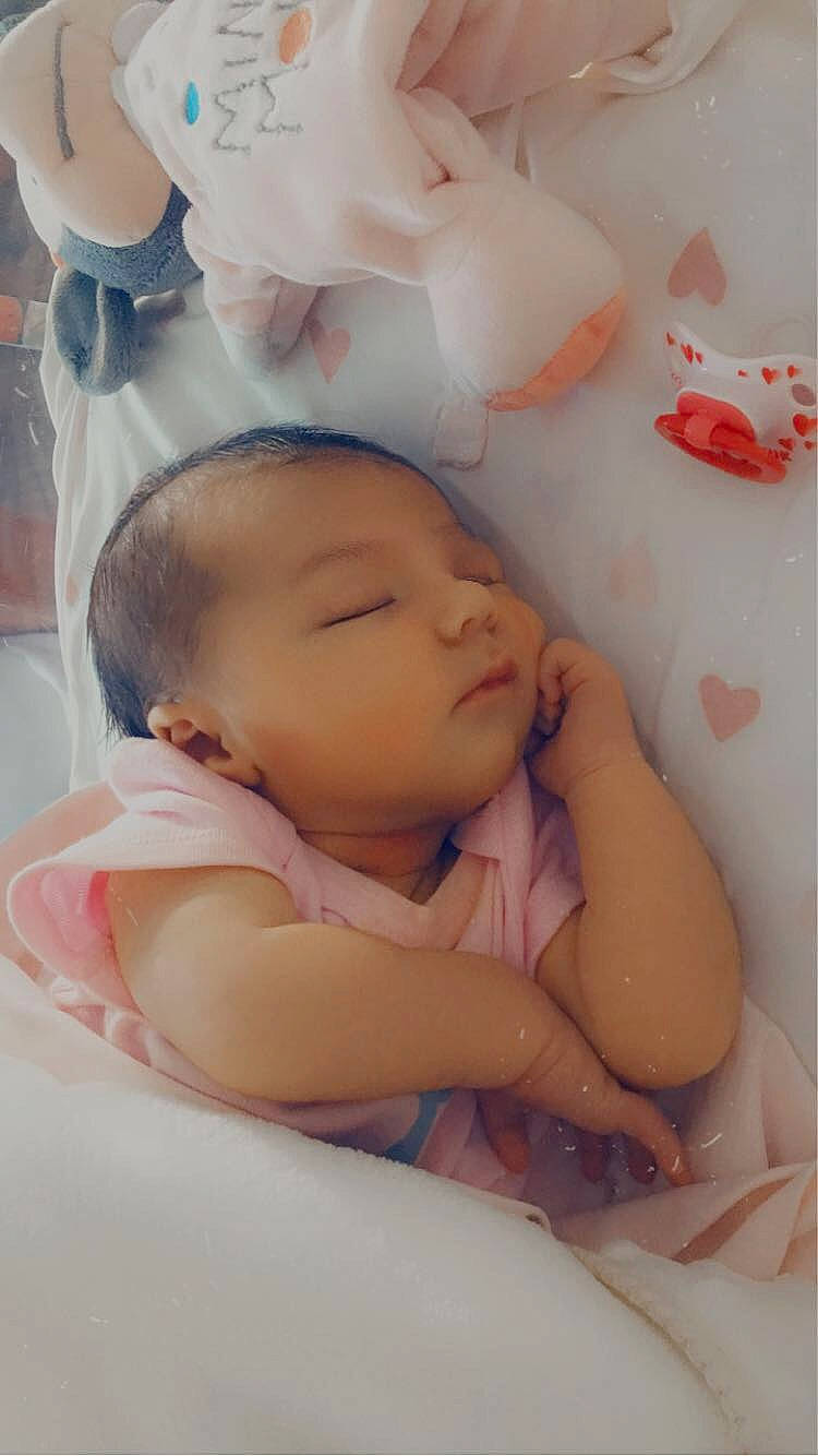 Victoria a rejoint le concours — aidez-le/la à gagner de superbes lots ! arm, baby, baby_sleeping, baby_toddler_clothing, cheek, child, chin, comfort, eyebrow, happy, iris, linens, lip, mouth, nose, person, pink, skin, textile, toddler