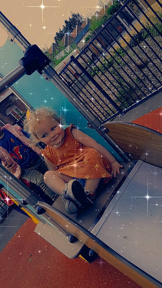 Zoé participe au concours pour gagner de l'argent avec cette photo : aerospace_engineering, art, automotive_design, aviation, ceiling, cg_artwork, city, design, electric_blue, fictional_character, fun, graphics, hood, illustration, joy, leisure, metal, person, space, technology