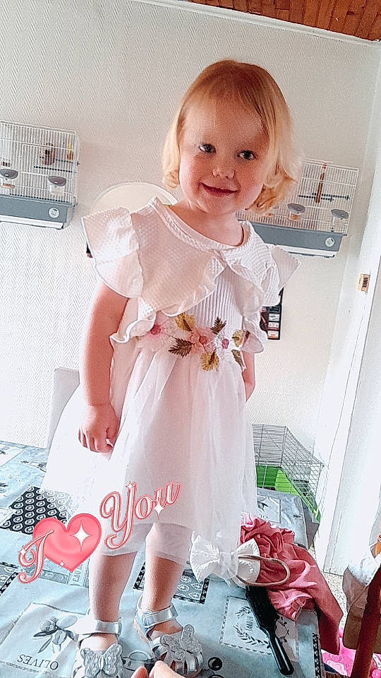Zoé participe au concours pour gagner de l'argent avec cette photo : baby_toddler_clothing, blond, child, day_dress, dress, fashion_design, formal_wear, happy, human_leg, joy, linens, magenta, one_piece_garment, pattern, peach, person, pink, skin, sleeve, smile