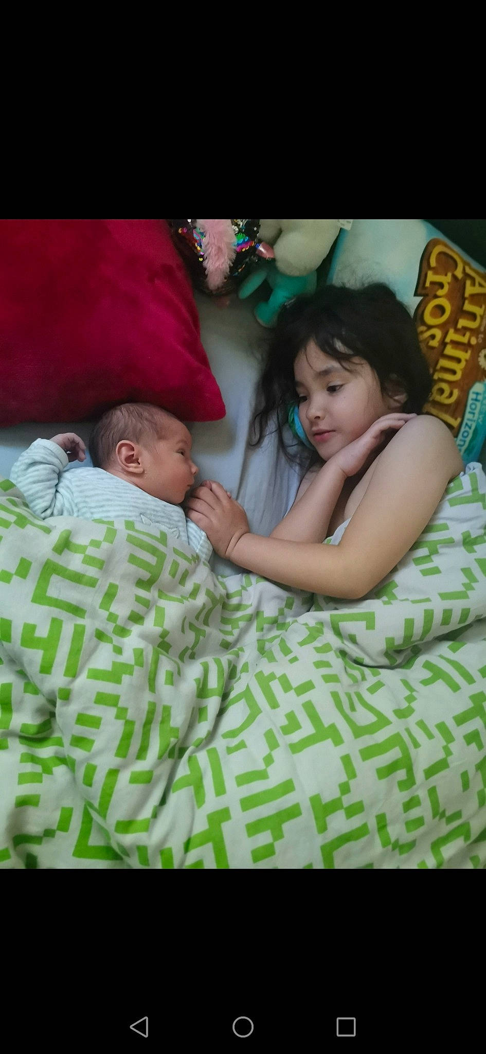 Milan a rejoint le concours — aidez-le/la à gagner de superbes lots ! baby, baby_toddler_clothing, bedding, child, comfort, event, finger, fun, gesture, grass, happy, lap, leisure, linens, person, room, sitting, t_shirt, textile, thigh