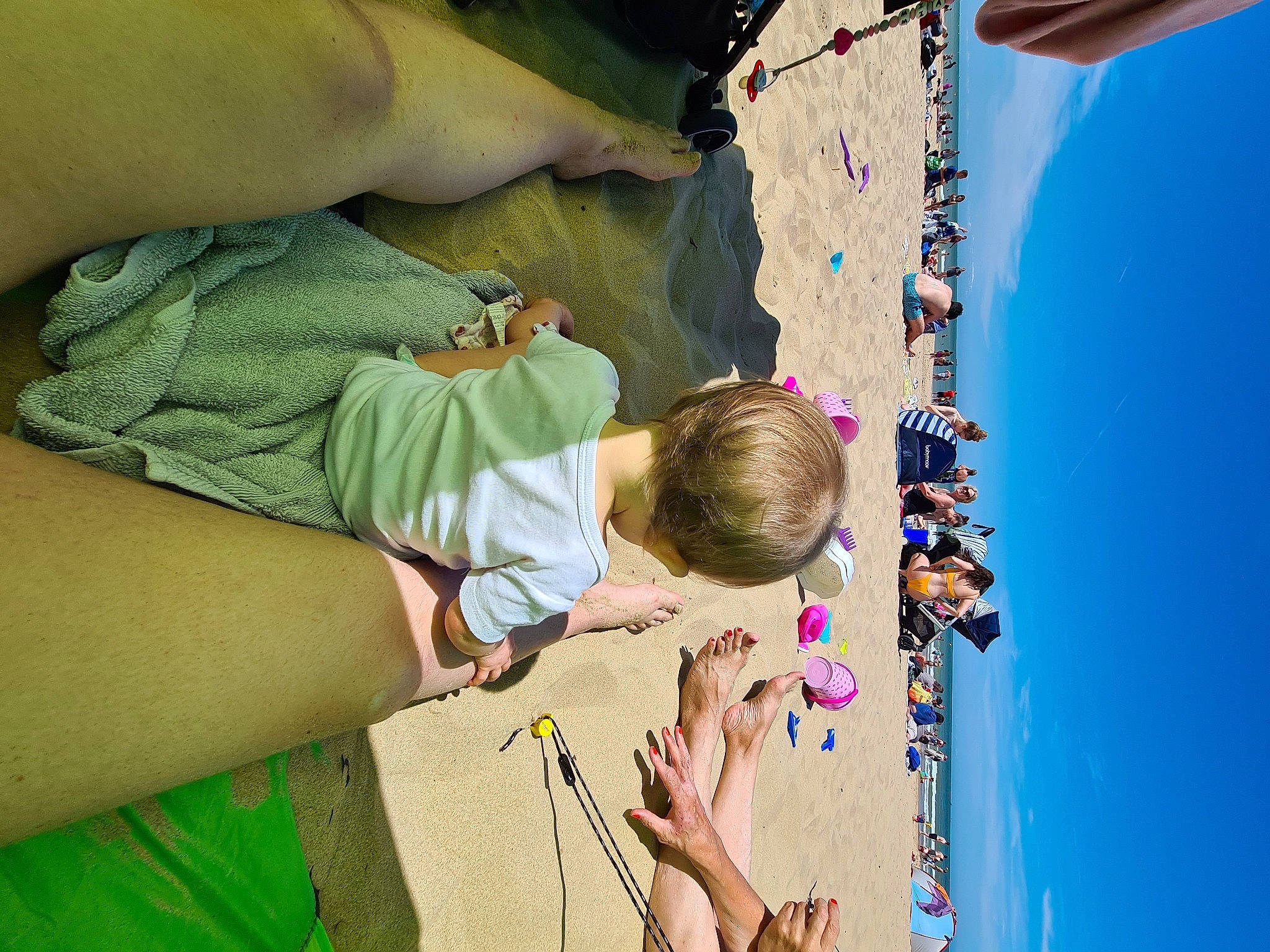 Mia participe au concours pour gagner de l'argent avec cette photo : adaptation, art, beach, child, fun, grass, hand, happy, leisure, paint, people_in_nature, person, play, recreation, sand, summer, t_shirt, toddler, visual_arts, writing