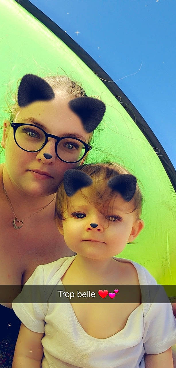 Mia participe au concours pour gagner de l'argent avec cette photo : black_hair, chin, cool, eyebrow, eyewear, facial_expression, fun, glasses, hairstyle, happy, iris, leisure, morning, nose, organ, people_in_nature, person, skin, summer, umbrella