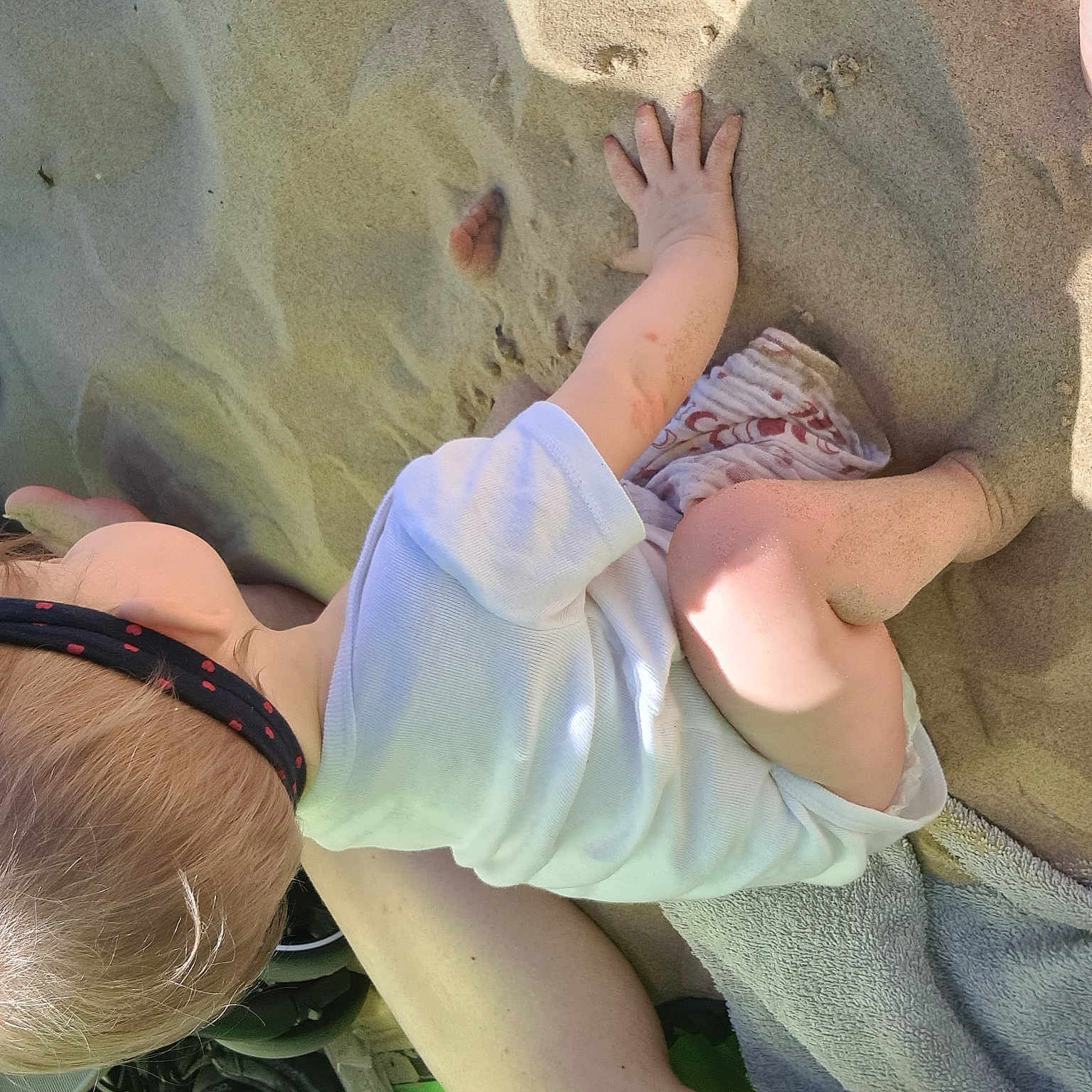 Mia a rejoint le concours — aidez-le/la à gagner de superbes lots ! barefoot, elbow, eyewear, finger, foot, glasses, grass, hand, hat, human_body, human_leg, joint, knee, leg, leisure, nail, organism, skin, sunglasses, thigh