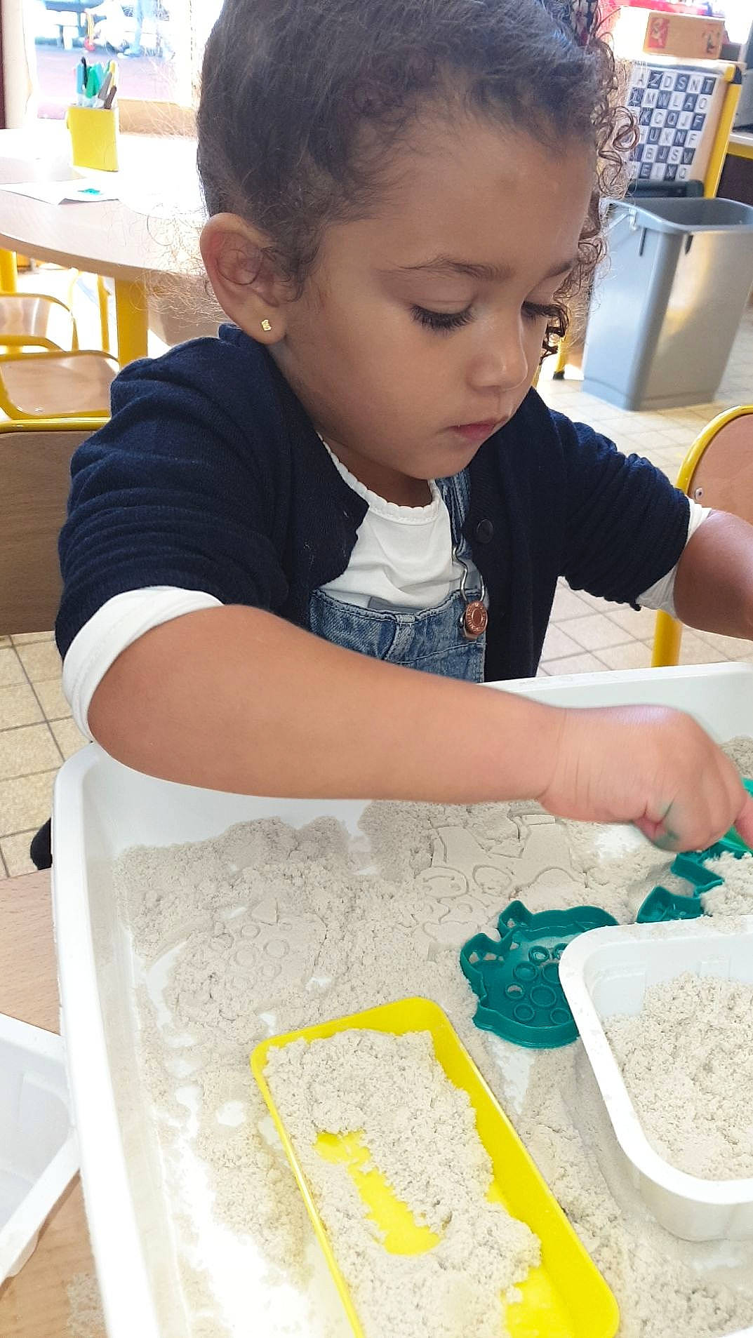 Jasmine a rejoint le concours — aidez-le/la à gagner de superbes lots ! all_purpose_flour, child, cooking, corn_starch, cuisine, flooring, flour, hand, ingredient, mixture, paint, person, play, powder, recipe, t_shirt, table, toddler, visual_arts, wheat_flour