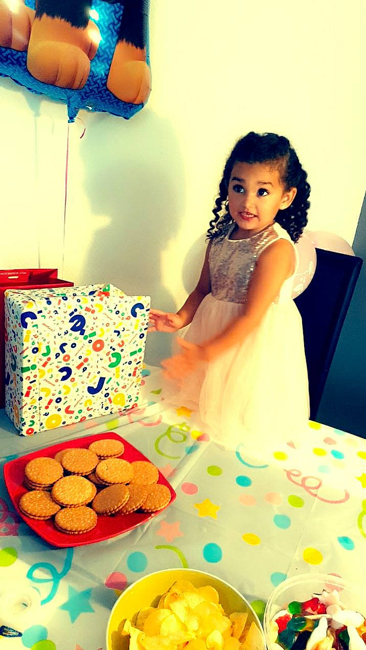 Jasmine participe au concours pour gagner de l'argent avec cette photo : baked_goods, baking, blue, cake, cake_decorating, cuisine, dessert, dress, event, food, fun, happy, icing, ingredient, orange, person, recipe, sugar_cake, sweetness, table