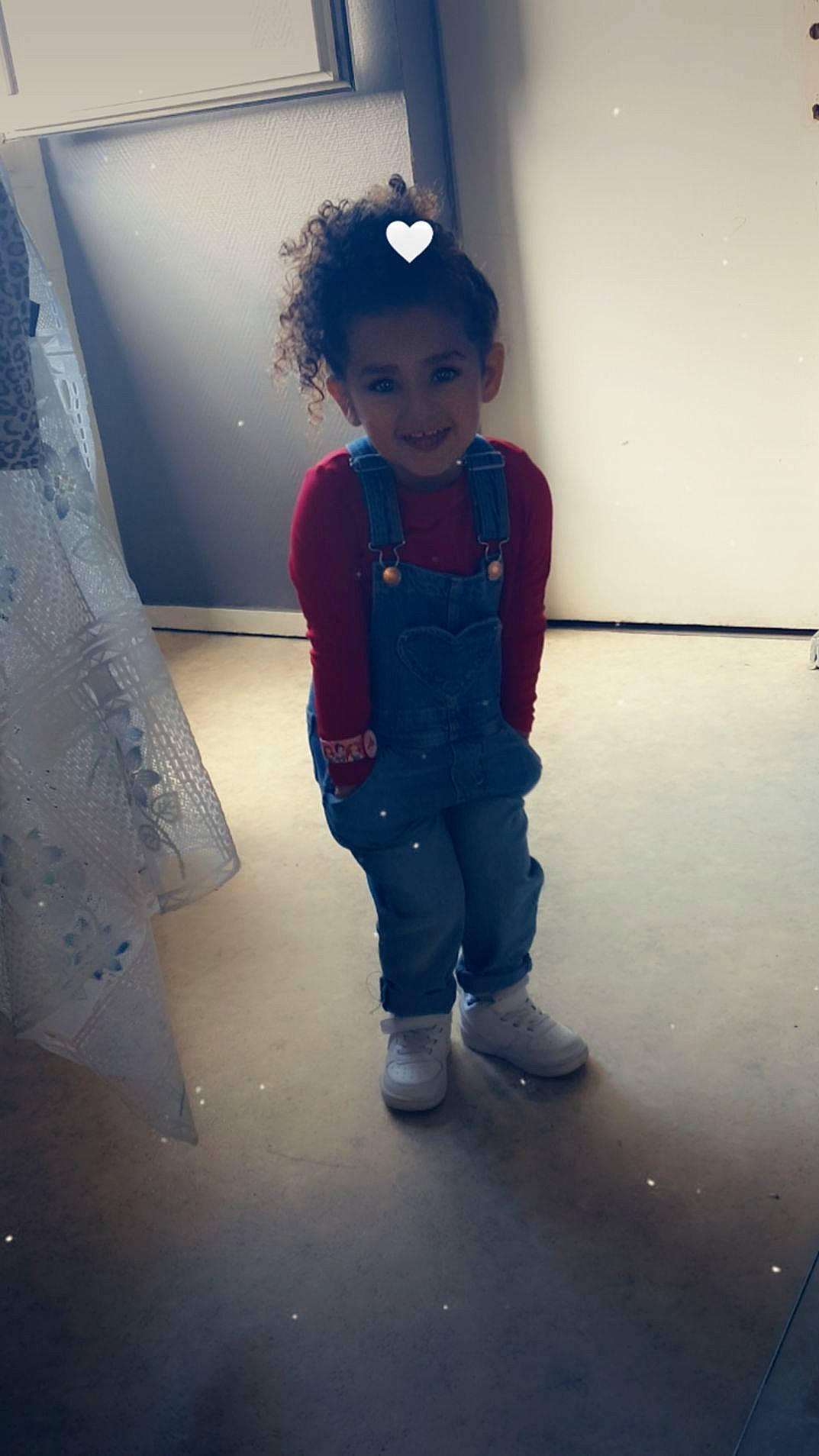 Jasmine a rejoint le concours — aidez-le/la à gagner de superbes lots ! child, concrete, denim, electric_blue, eye, fashion_design, floor, flooring, fun, happy, head, joy, pattern, person, room, shadow, shoulder, sleeve, snapshot, standing