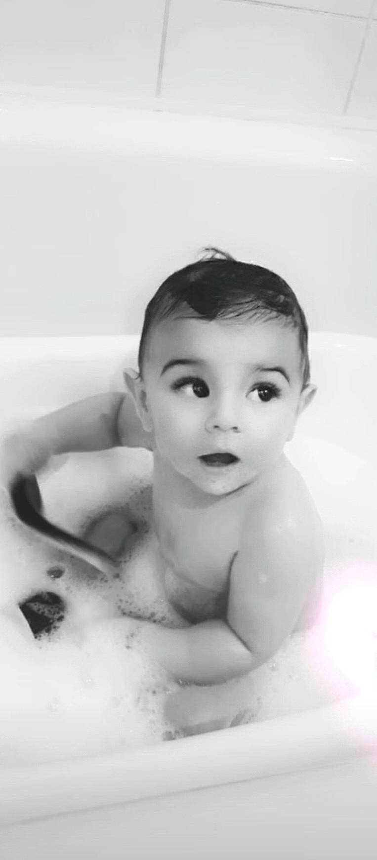 Giovanni participe au concours pour gagner de l'argent avec cette photo : arm, bathing, bathroom, cheek, chest, eye, eyebrow, eyelash, fluid, hair, hand, human_body, iris, jaw, lip, liquid, neck, nose, person, shoulder