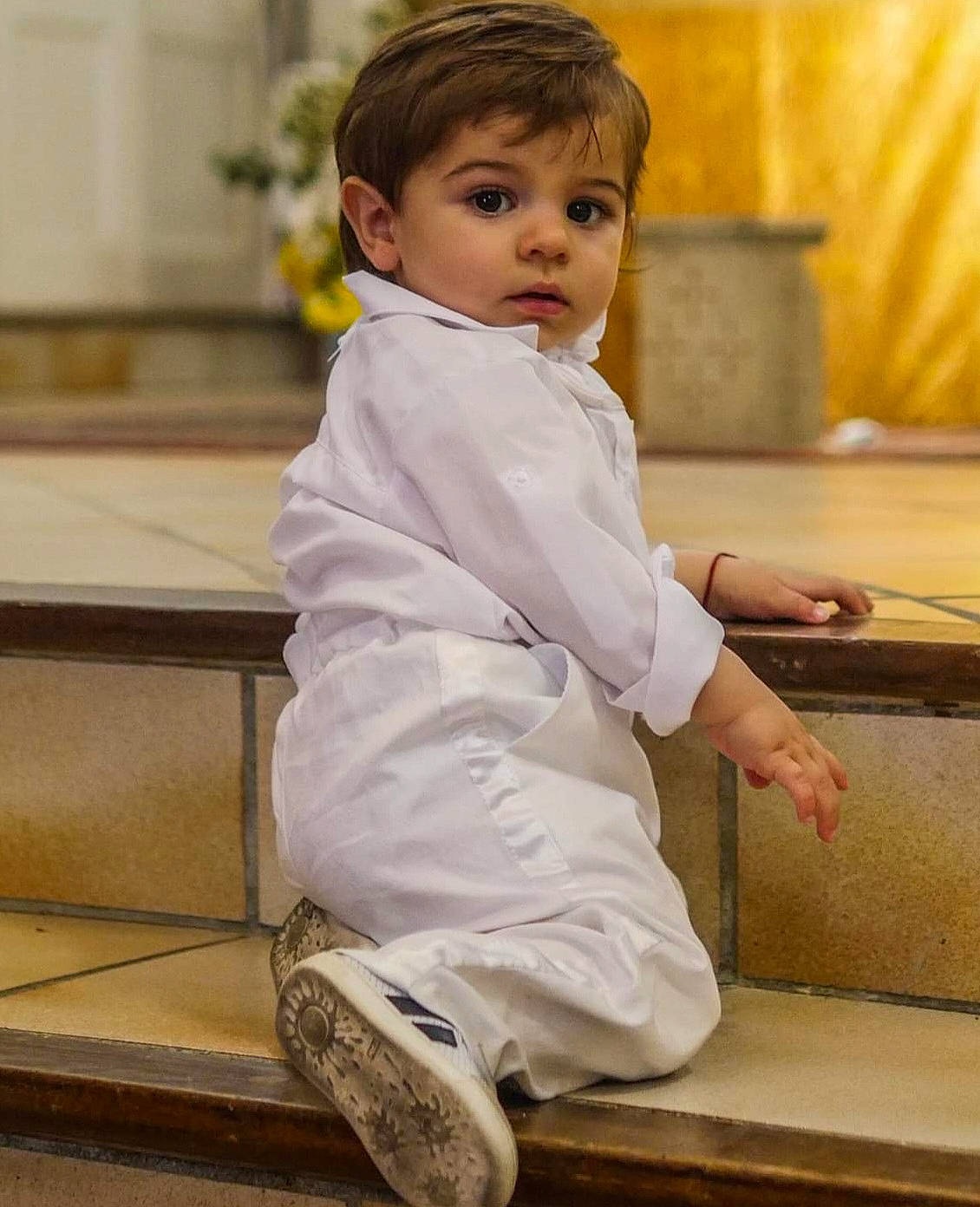 Giovanni a rejoint le concours — aidez-le/la à gagner de superbes lots ! baby, baby_toddler_clothing, beauty, child, collar, comfort, dress_shirt, floor, flooring, foot, formal_wear, happy, human_leg, person, shoulder, sitting, skin, sleeve, standing, suit