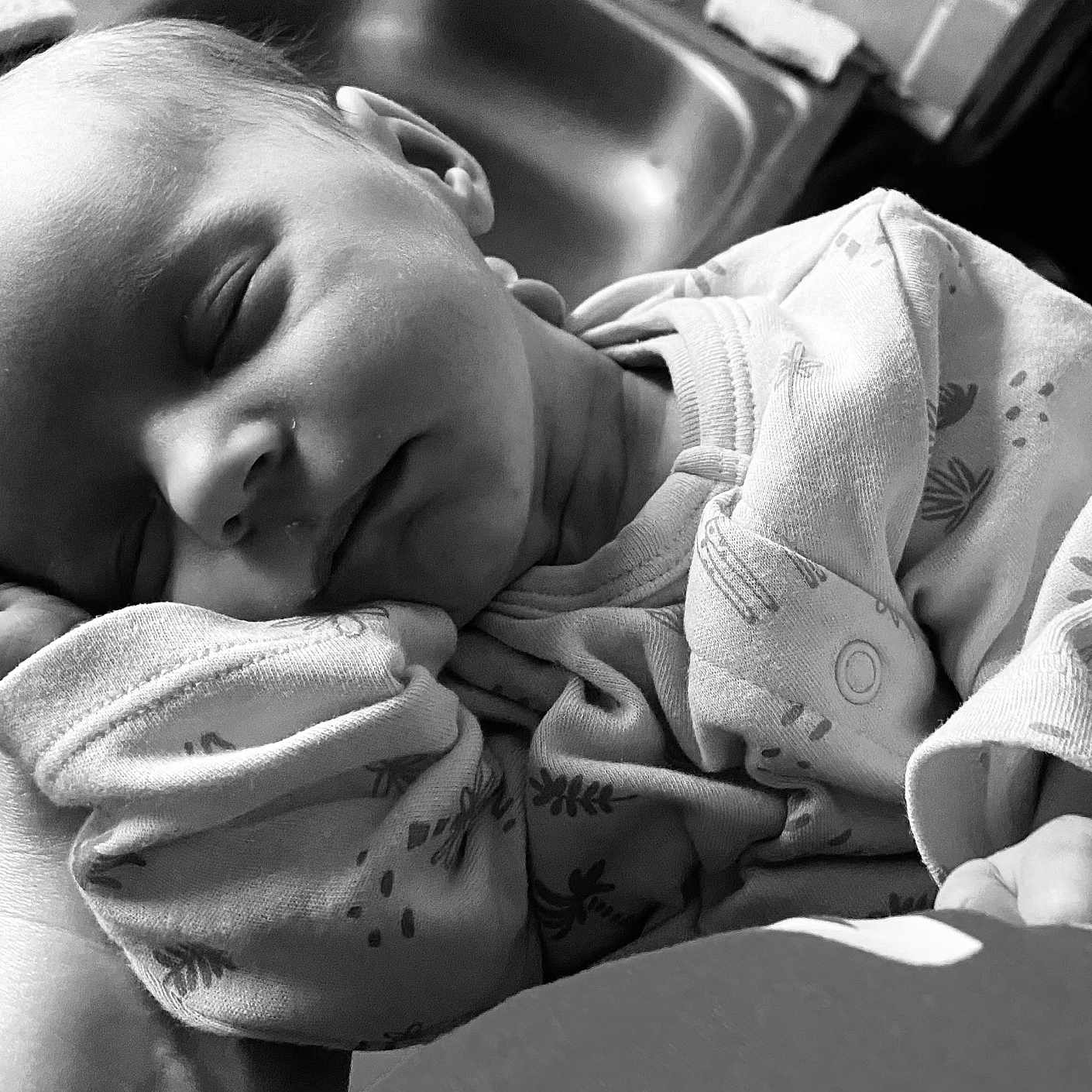 Inaya participe au concours pour gagner de l'argent avec cette photo : baby, black_and_white, child, closeup, cozy, cute, face, hand, human, infant, kitchen, monochrome, newborn, onesie, peaceful, portrait, resting, sleeping, soft_light, toddler