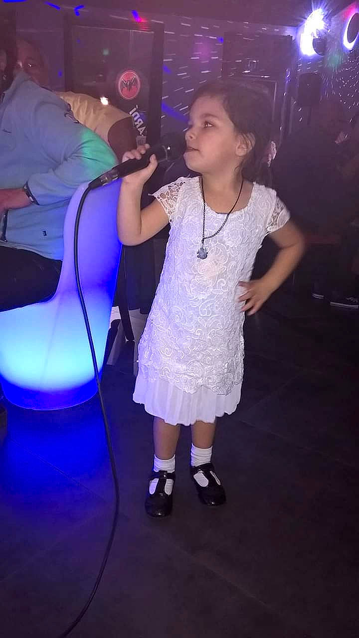 Nadege participe au concours pour gagner de l'argent avec cette photo : child, dance, event, fun, leg, music, party, performance, performing_arts, person, singer, singing, talent_show, toddler