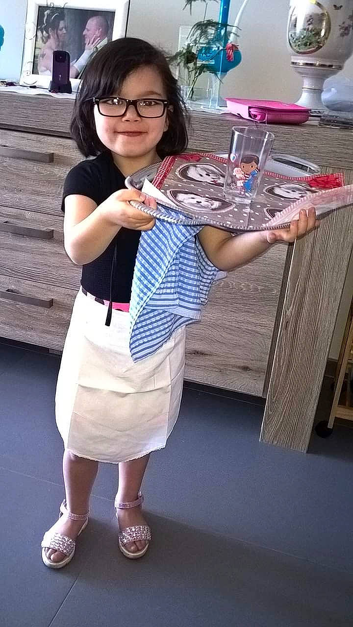 Nadege a rejoint le concours — aidez-le/la à gagner de superbes lots ! child, glasses, person, shoe