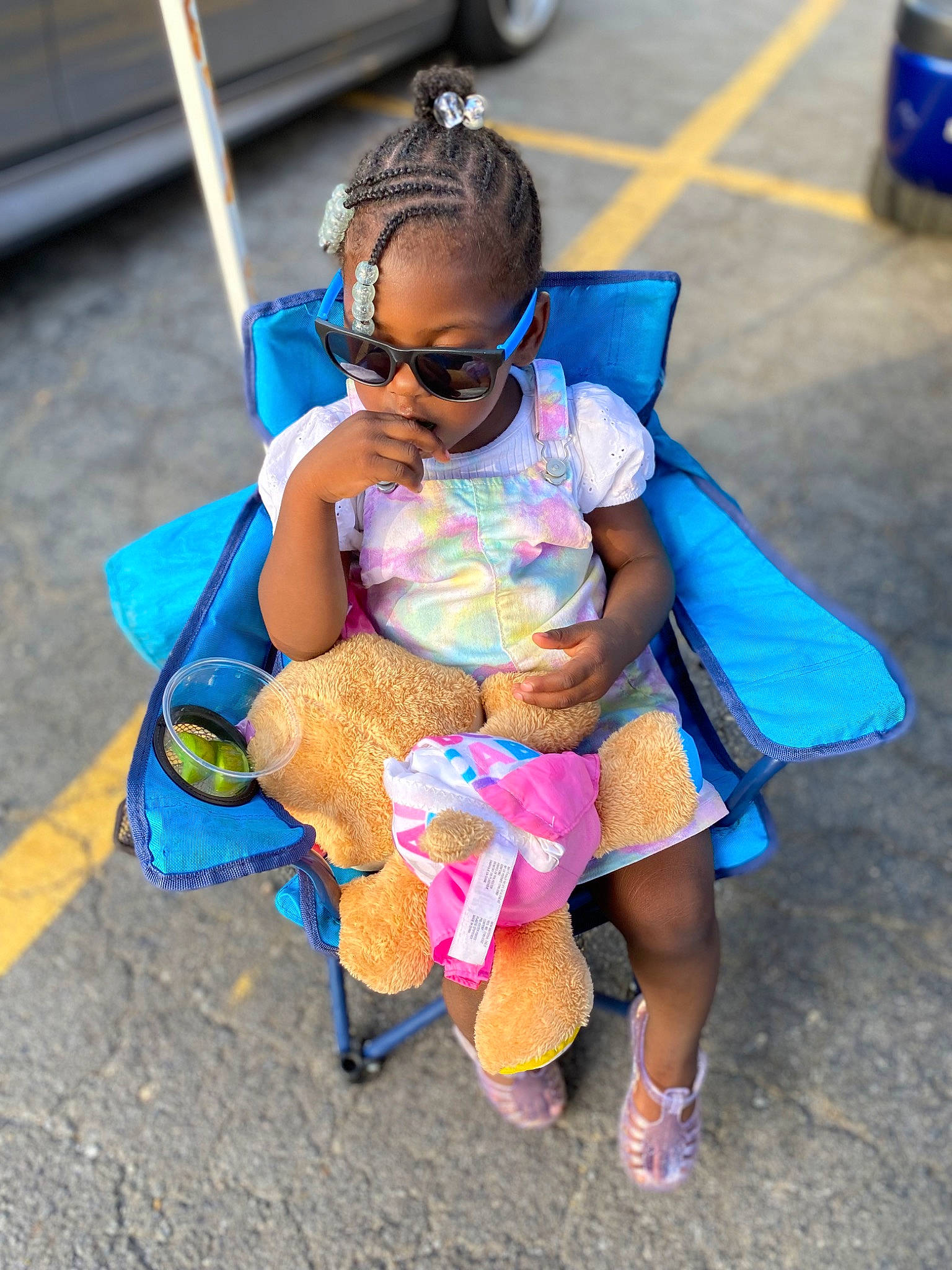 Kynzli is registered to the contest to win money with this photo: electric_blue, eyewear, flip_flops, fun, happy, human_leg, leisure, person, public_space, recreation, sandal, shoe, sidewalk, sneakers, street_fashion, sunglasses, toddler, travel, vision_care, wheel