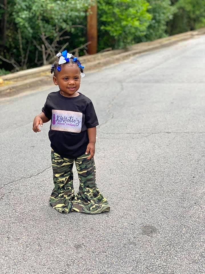 Kynzli is registered to the contest to win money with this photo: asphalt, child, electric_blue, fun, grass, headgear, helmet, joy, leisure, person, personal_protective_equipment, plant, recreation, road, road_surface, sidewalk, sleeve, street_fashion, t_shirt, toddler