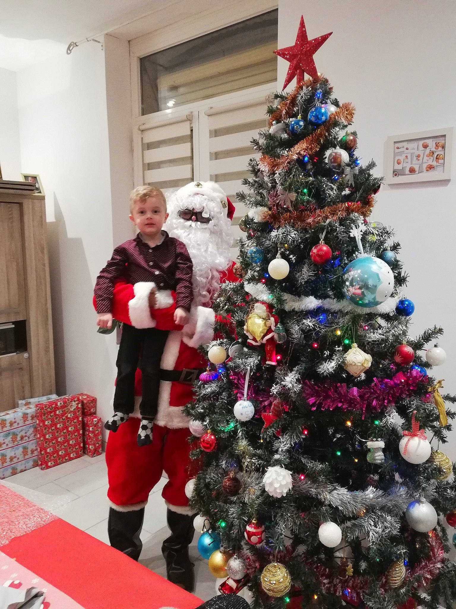 Nolan participe au concours pour gagner de l'argent avec cette photo : christmas, christmas_decoration, christmas_ornament, christmas_tree, decor, event, fir, holiday, person, spruce, tradition, tree, winter