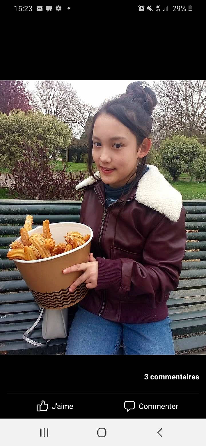 Melia participe au concours pour gagner de l'argent avec cette photo : comfort_food, cuisine, dessert, dish, finger_food, food, frozen_dessert, fruit, gelato, happy, ice_cream, ice_cream_cone, ingredient, jacket, joy, junk_food, person, plant, recipe, smile