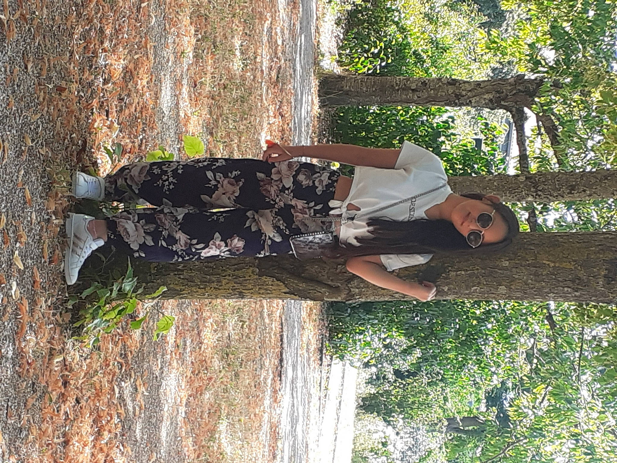 Melia a rejoint le concours — aidez-le/la à gagner de superbes lots ! art, botany, flower, funeral, grass, leisure, people_in_nature, person, plant, shrub, spring, tree, trunk, visual_arts, wood