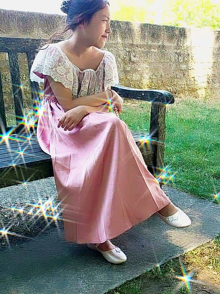 Melia participe au concours pour gagner de l'argent avec cette photo : clothing, event, fashion_accessory, fashion_design, formal_wear, grass, green, human_leg, jewellery, leg, leisure, magenta, pattern, person, plant, sandal, shoe, shoulder, sitting, vintage_clothing