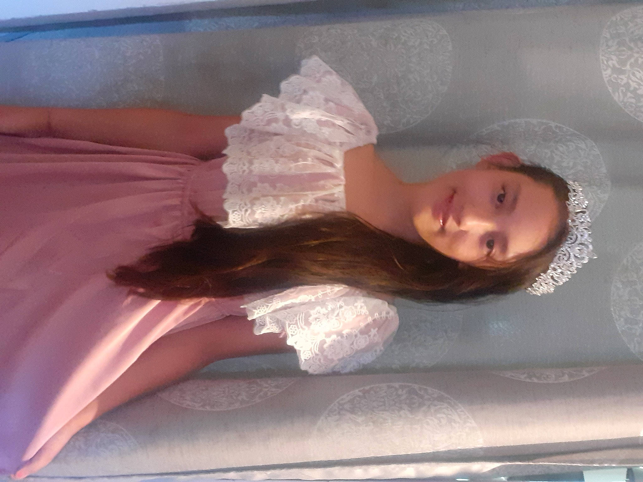 Melia a rejoint le concours — aidez-le/la à gagner de superbes lots ! arm, beauty, bridal_accessory, bridal_party_dress, bridal_veil, comfort, dress, embellishment, eyelash, hand, human_body, joy, linens, lip, long_hair, person, pink, shoulder, skin, textile