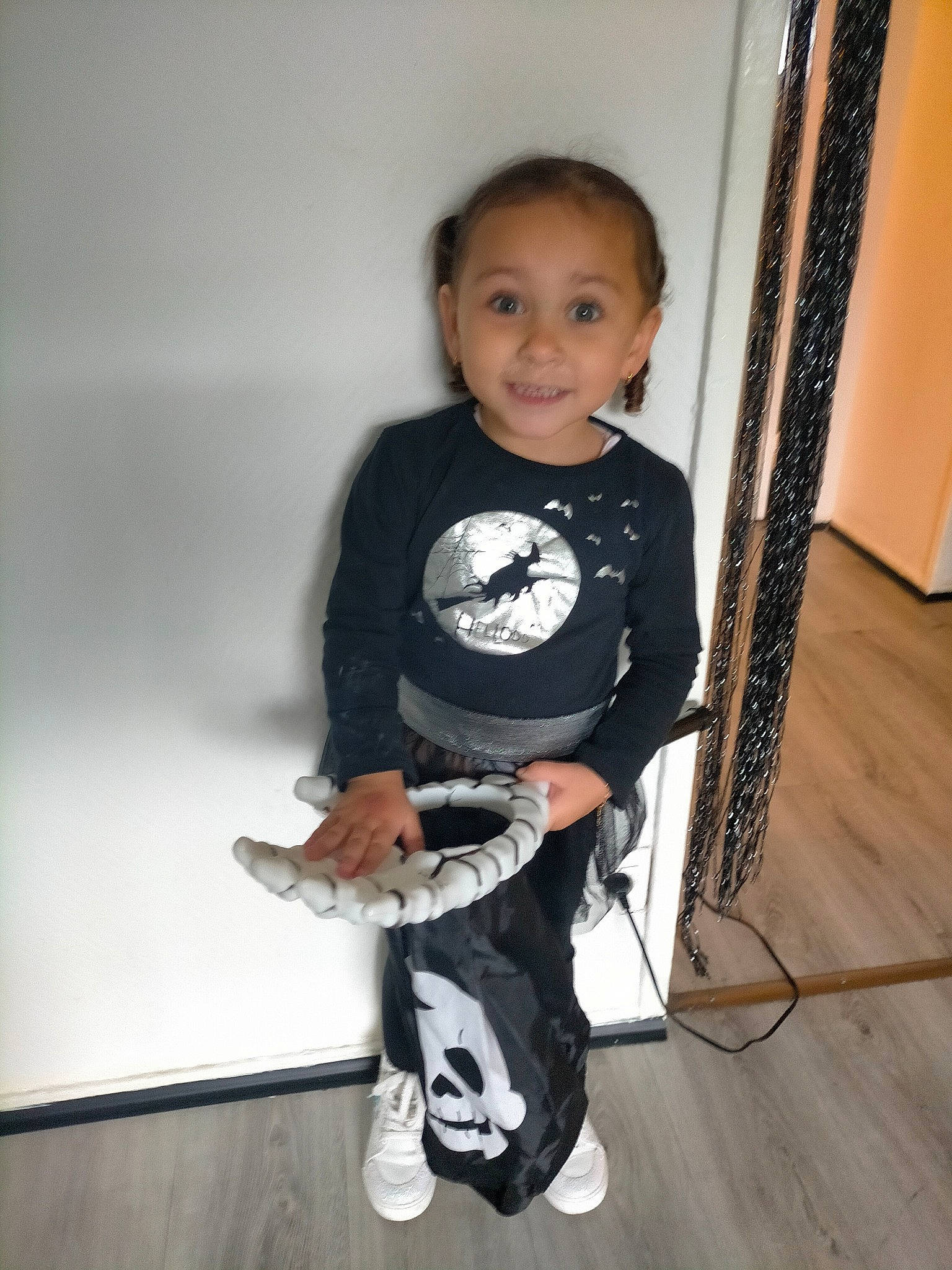 Zharifa a rejoint le concours — aidez-le/la à gagner de superbes lots ! active_pants, baby, baby_toddler_clothing, child, elbow, fashion_design, flooring, happy, hardwood, joy, knee, person, sitting, sleeve, smile, sportswear, sweatpant, t_shirt, toddler, waist