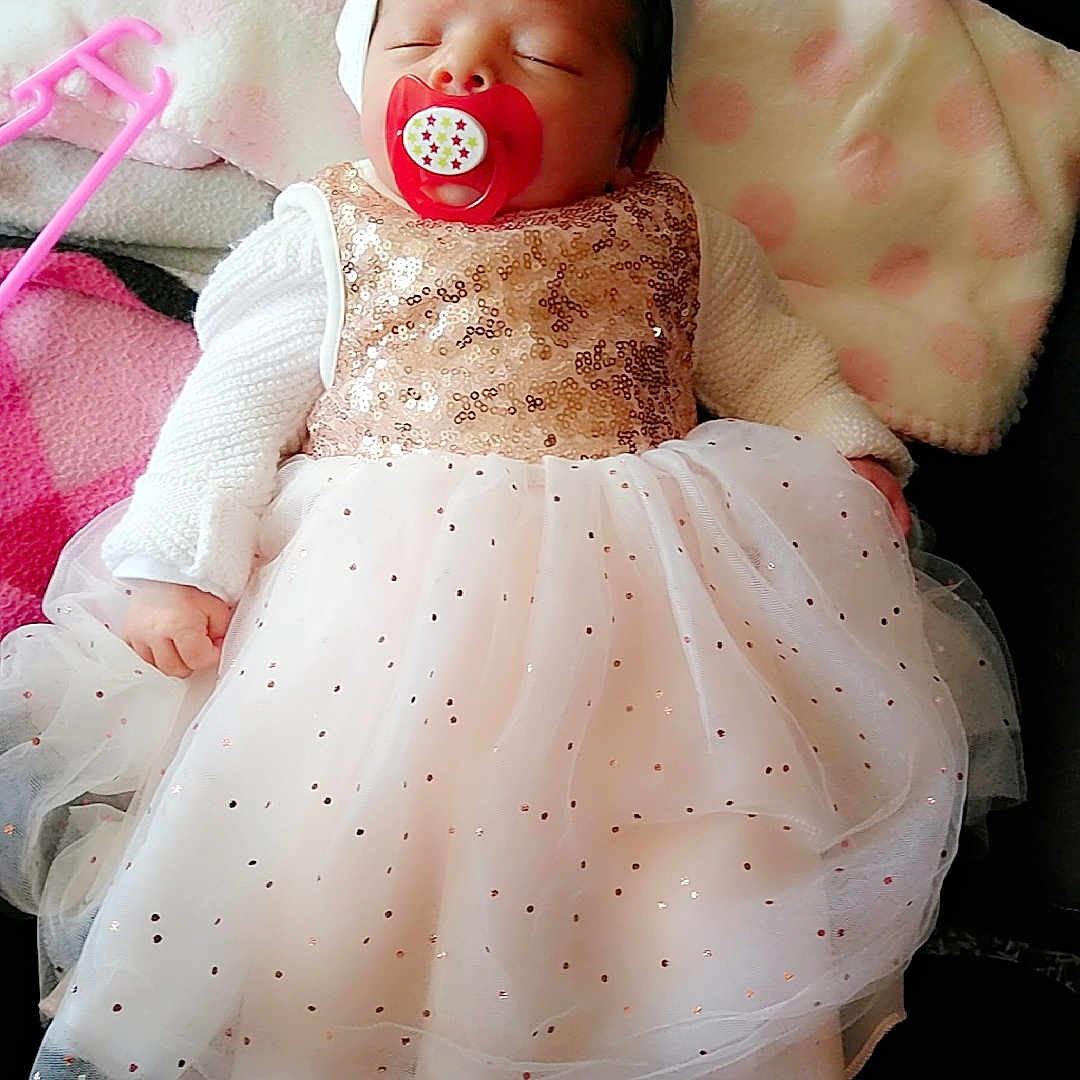 Lilou a rejoint le concours — aidez-le/la à gagner de superbes lots ! child, doll, dress, lip, pink, toy, white