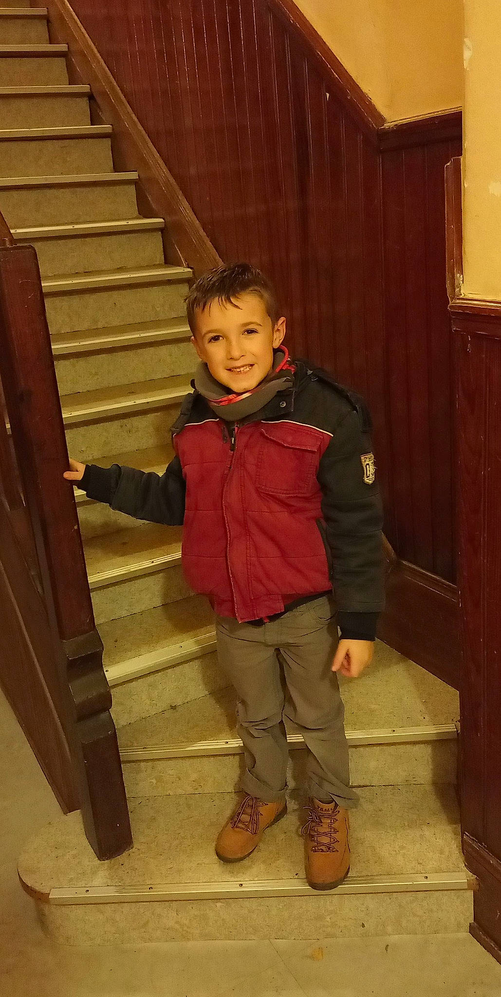 Aloys a rejoint le concours — aidez-le/la à gagner de superbes lots ! cheek, child, comfort, curtain, door, flooring, fun, happy, hardwood, joy, person, room, sitting, sleeve, smile, stairs, standing, thumb, toddler, windbreaker